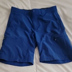 Izod Men's Cargo Golf Shorts in Vibrant Blue